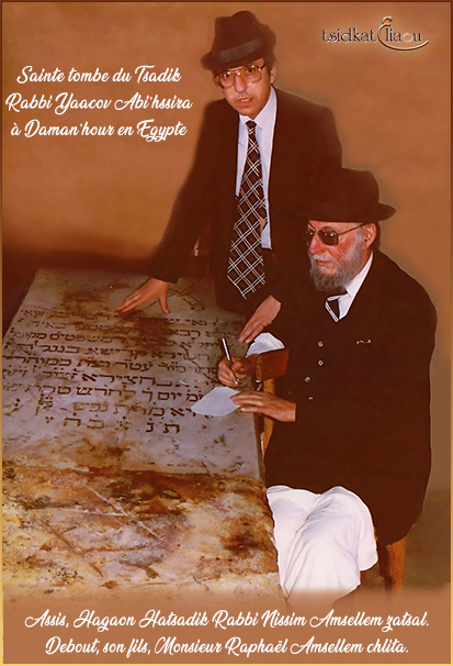 Le Gaon Rabbi Nissim Amsellem zatsal sur la sainte tombe du grand Tsadik 